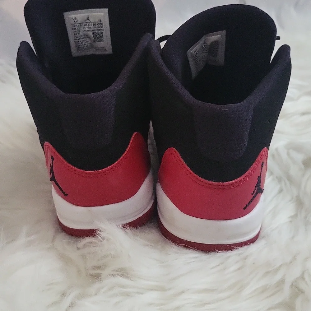 Air Jordan Max Aura PS 'Black Gym Red' Kids Youth Size 1
